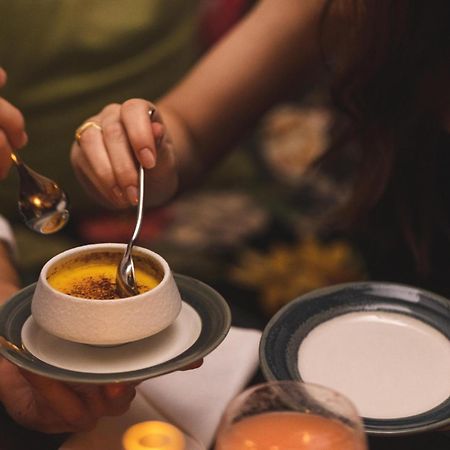 Hotel Pigalle Göteborg Exteriér fotografie A woman using a spoon to eat a dessert