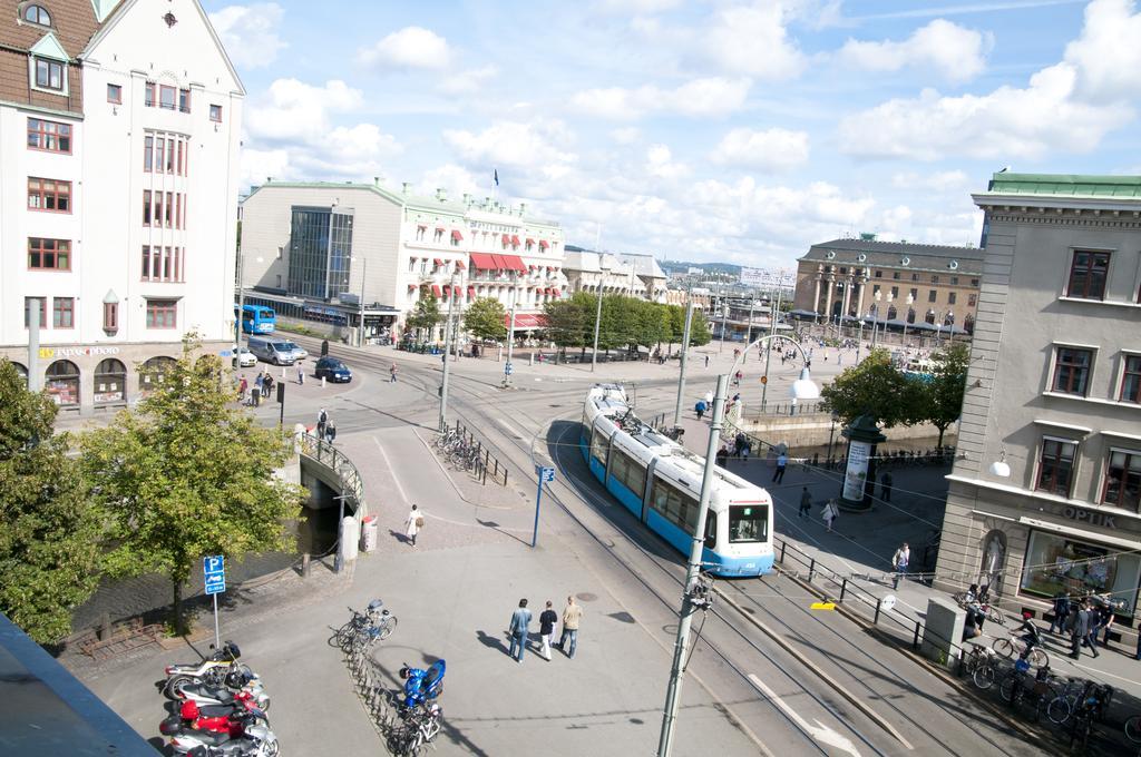 Hotel Pigalle Göteborg Exteriér fotografie The tram at the central station