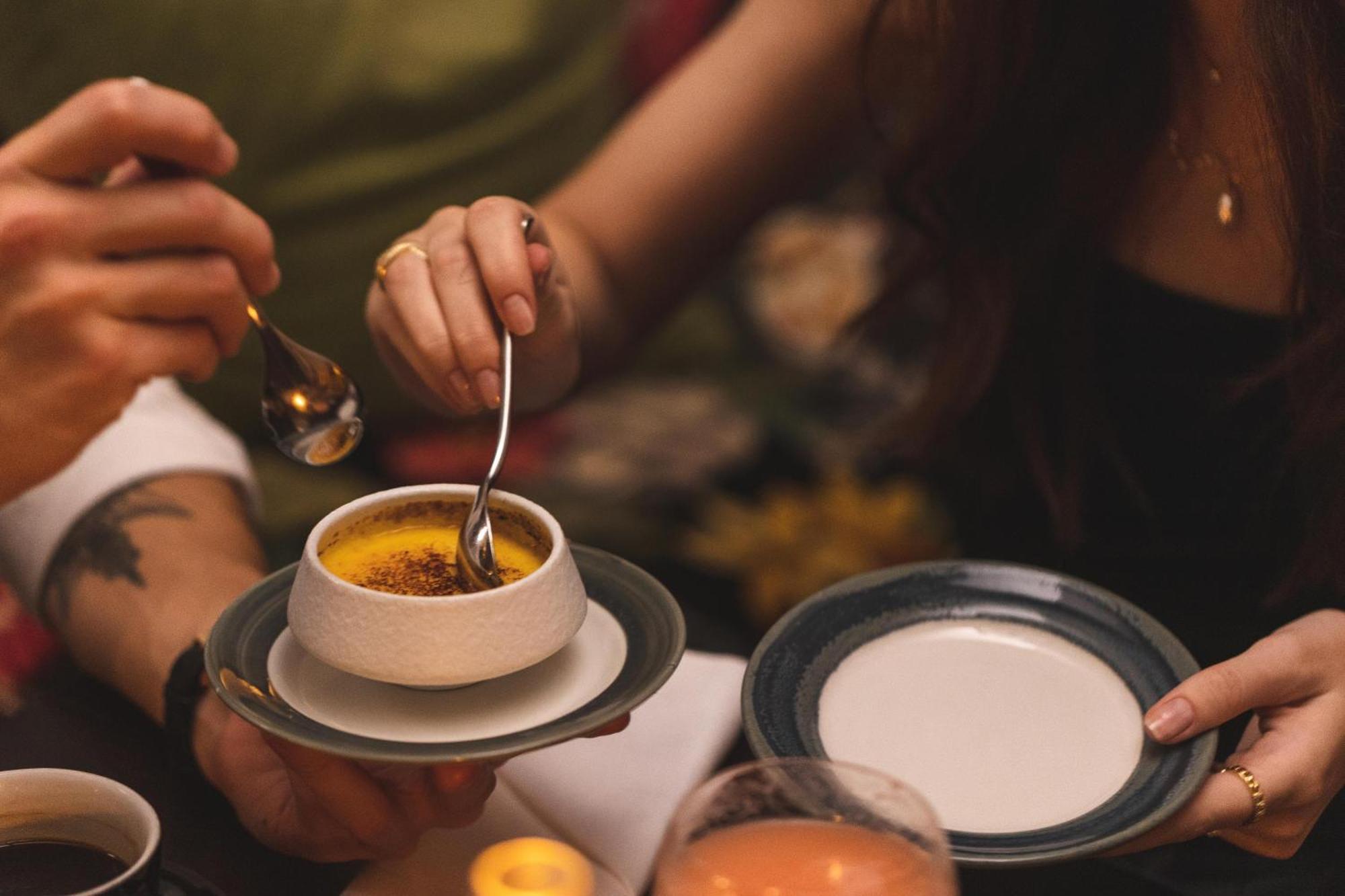 Hotel Pigalle Göteborg Exteriér fotografie A woman using a spoon to eat a dessert