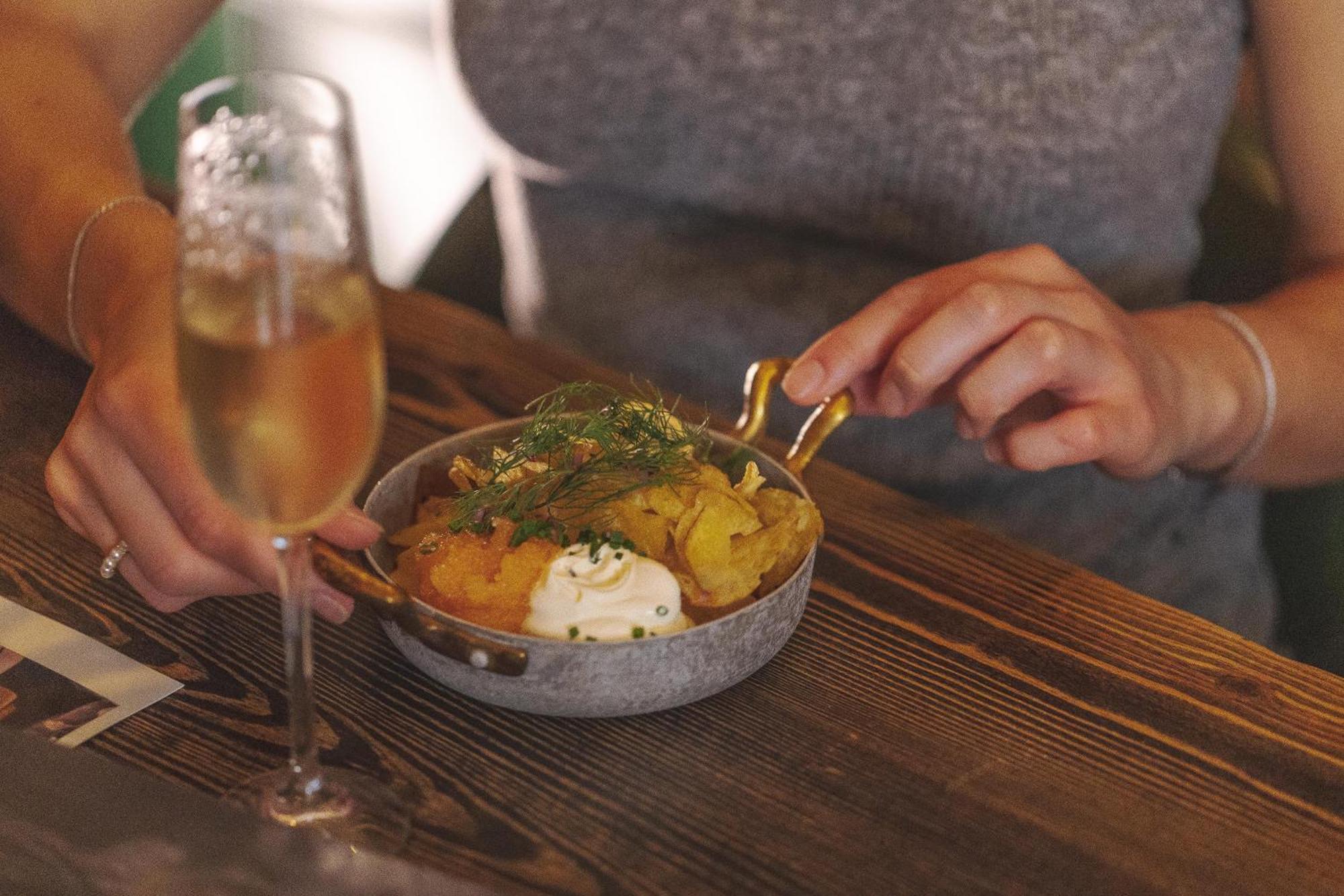 Hotel Pigalle Göteborg Exteriér fotografie A woman eating tapas