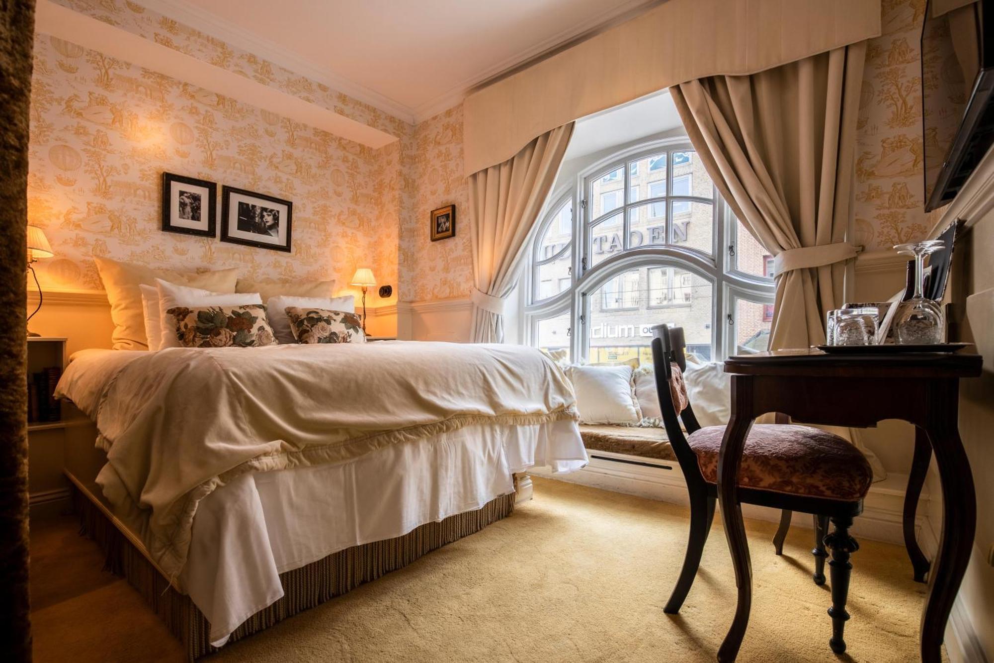 Hotel Pigalle Göteborg Exteriér fotografie A bedroom at the hotel