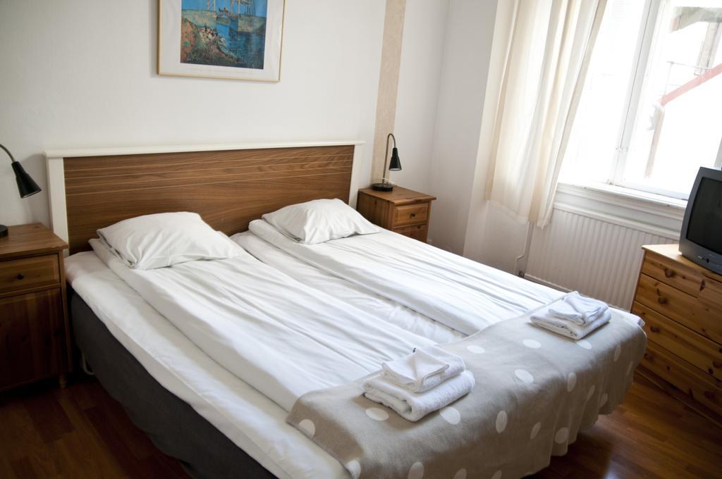 Hotel Pigalle Göteborg Pokoj fotografie A bed with a mattress and a duvet