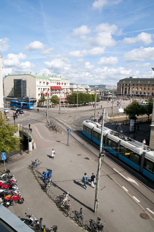 Hotel Pigalle Göteborg Exteriér fotografie The tram at Gothenburg bus station